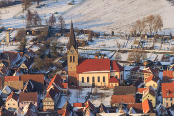 Kirche St. Martin bei Schnee in Steinweiler im Bundesland Rheinland-Pfalz, Deutschland aus der Luft