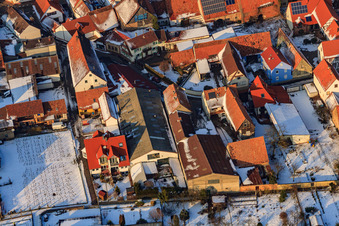 Luftaufnahme von Haselschußgasse bei Schnee in Steinweiler im Bundesland Rheinland-Pfalz, Deutschland