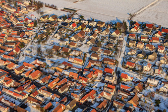 Haynaer Straße im Winter bei Schnee in Steinweiler im Bundesland Rheinland-Pfalz, Deutschland