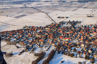 Luftbild von Ortsansicht von Süden im Winter bei Schnee in Rohrbach im Bundesland Rheinland-Pfalz, Deutschland