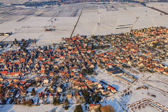 Insheimer Straße im Winter bei Schnee in Rohrbach im Bundesland Rheinland-Pfalz, Deutschland