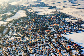 Ortsansicht von Westen im Winter bei Schnee im Ortsteil Billigheim in Billigheim-Ingenheim im Bundesland Rheinland-Pfalz, Deutschland