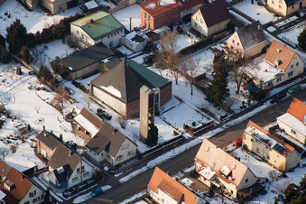 Luftbild von Winterlich schneebedeckte Ortsansicht der Straßen und Häuser der Wohngebiete im Ortsteil Ingenheim in Billigheim-Ingenheim im Bundesland Rheinland-Pfalz, Deutschland