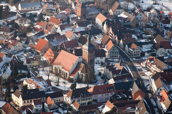 Ev. Martinskirche im Winter bei Schnee im Ortsteil Billigheim in Billigheim-Ingenheim im Bundesland Rheinland-Pfalz, Deutschland
