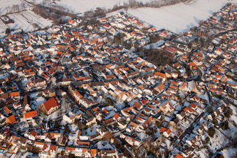 Winterlich schneebedeckte Ortsansicht der Straßen und Häuser der Wohngebiete in Billigheim-Ingenheim im Bundesland Rheinland-Pfalz, Deutschland