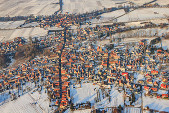 Obergasse aus Süden im Winter bei Schnee im Ortsteil Ingenheim in Billigheim-Ingenheim im Bundesland Rheinland-Pfalz, Deutschland
