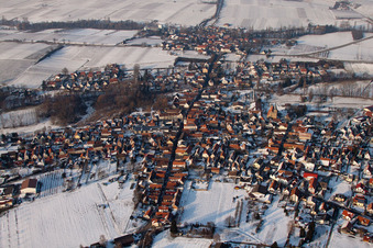 Winterlich schneebedeckte Ortsansicht der Straßen und Häuser der Wohngebiete im Ortsteil Ingenheim in Billigheim-Ingenheim im Bundesland Rheinland-Pfalz, Deutschland von oben