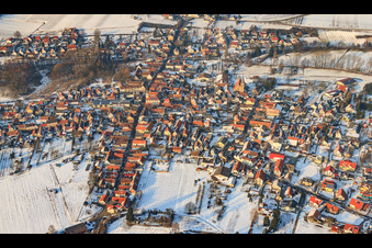 Ortsübersicht im Winter bei Schnee im Ortsteil Ingenheim in Billigheim-Ingenheim im Bundesland Rheinland-Pfalz, Deutschland