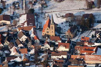 Winterlich schneebedeckte Ortsansicht der Straßen und Häuser der Wohngebiete im Ortsteil Ingenheim in Billigheim-Ingenheim im Bundesland Rheinland-Pfalz, Deutschland aus der Luft