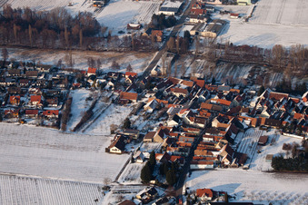 Luftaufnahme von Im Winter im Ortsteil Klingen in Heuchelheim-Klingen im Bundesland Rheinland-Pfalz, Deutschland