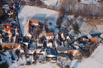 Kirche im Winter im Ortsteil Klingen in Heuchelheim-Klingen im Bundesland Rheinland-Pfalz, Deutschland