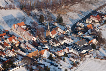Luftbild von Kirche im Winter im Ortsteil Klingen in Heuchelheim-Klingen im Bundesland Rheinland-Pfalz, Deutschland