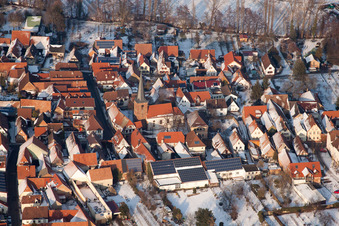 Winterlich schneebedeckte Dorf im Ortsteil Heuchelheim in Heuchelheim-Klingen im Bundesland Rheinland-Pfalz, Deutschland