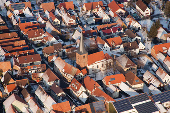 Kirche im Winter im Ortsteil Heuchelheim in Heuchelheim-Klingen im Bundesland Rheinland-Pfalz, Deutschland