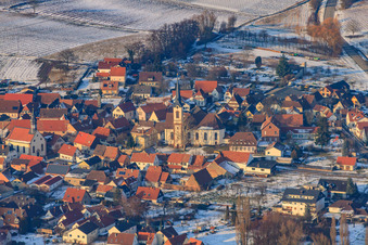 Winzerdorf von Süden im Winter bei Schnee in Göcklingen im Bundesland Rheinland-Pfalz, Deutschland