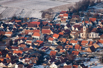 Schrägluftbild von Winterlich schneebedeckte Dorf - Ansicht in Göcklingen im Bundesland Rheinland-Pfalz, Deutschland