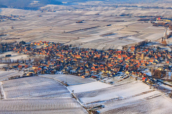 Luftbild von Winzerdorf von Süden im Winter bei Schnee in Göcklingen im Bundesland Rheinland-Pfalz, Deutschland