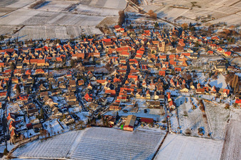 Luftaufnahme von Winzerdorf von Süden im Winter bei Schnee in Göcklingen im Bundesland Rheinland-Pfalz, Deutschland