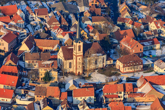 Kirche Laurentius bei Schnee in Göcklingen im Bundesland Rheinland-Pfalz, Deutschland