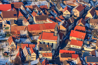 Protest. Kirche bei Schnee in Göcklingen im Bundesland Rheinland-Pfalz, Deutschland