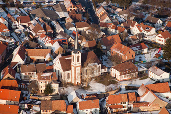 Winterlich schneebedeckte Dorf - Ansicht in Göcklingen im Bundesland Rheinland-Pfalz, Deutschland von oben