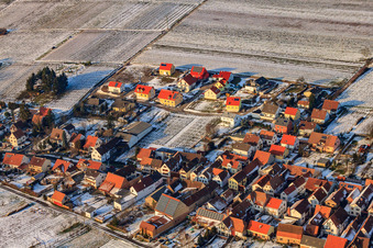 Neubaugebiet AM Kieselberg im Winter bei Schnee in Göcklingen im Bundesland Rheinland-Pfalz, Deutschland