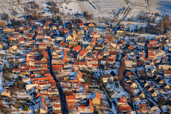 Hauptstraße im Winter bei Schnee in Göcklingen im Bundesland Rheinland-Pfalz, Deutschland