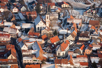 Winterlich schneebedeckte Dorf - Ansicht in Göcklingen im Bundesland Rheinland-Pfalz, Deutschland aus der Luft