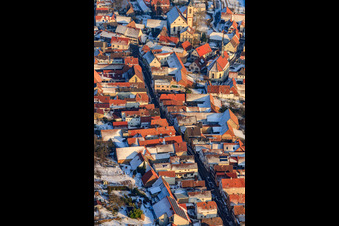 Luftbild von Hauptstraße im Winter bei Schnee in Göcklingen im Bundesland Rheinland-Pfalz, Deutschland