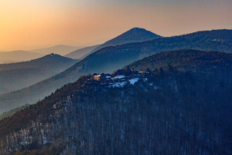 Burgruine Madenburg im Winter bei Schnee in Eschbach im Bundesland Rheinland-Pfalz, Deutschland