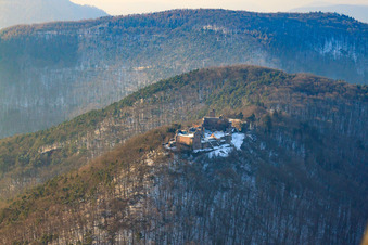 Luftbild von Burgruine Madenburg im Winter bei Schnee in Eschbach im Bundesland Rheinland-Pfalz, Deutschland