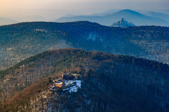 Luftaufnahme von Burgruine Madenburg im Winter bei Schnee in Eschbach im Bundesland Rheinland-Pfalz, Deutschland