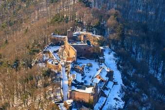 Schrägluftbild von Burgruine Madenburg im Winter bei Schnee in Eschbach im Bundesland Rheinland-Pfalz, Deutschland