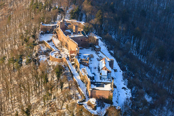 Burgruine Madenburg im Winter bei Schnee in Eschbach im Bundesland Rheinland-Pfalz, Deutschland von oben