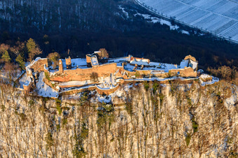 Burgruine Madenburg im Winter bei Schnee in Eschbach im Bundesland Rheinland-Pfalz, Deutschland aus der Luft betrachtet