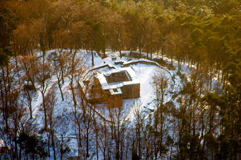 Ruine und Mauerreste der ehemaligen Burganlage und Feste Burg Schlössel im Ortsteil Pfalzklinik Landeck in Klingenmünster im Bundesland Rheinland-Pfalz, Deutschland