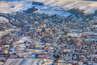 Winzerortschaft von Norden im Winter bei Schnee in Klingenmünster im Bundesland Rheinland-Pfalz, Deutschland