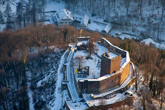 Schrägluftbild von Ruine Landeck in Klingenmünster im Bundesland Rheinland-Pfalz, Deutschland