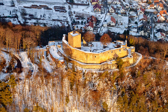 Ruine und Mauerreste der ehemaligen Burganlage und Feste Burg Landeck in Klingenmünster im Bundesland Rheinland-Pfalz, Deutschland