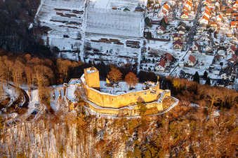 Ruine Landeck in Klingenmünster im Bundesland Rheinland-Pfalz, Deutschland aus der Drohnenperspektive