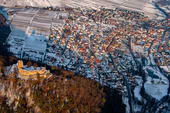 Winterlich schneebedeckte Ruine und Mauerreste der ehemaligen Burganlage und Feste Burg Landeck in Klingenmünster im Bundesland Rheinland-Pfalz, Deutschland