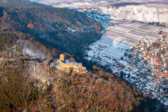 Luftbild von Winterlich schneebedeckte Ruine und Mauerreste der ehemaligen Burganlage und Feste Burg Landeck in Klingenmünster im Bundesland Rheinland-Pfalz, Deutschland