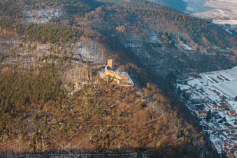 Ruine Landeck in Klingenmünster im Bundesland Rheinland-Pfalz, Deutschland von der Drohne aus gesehen