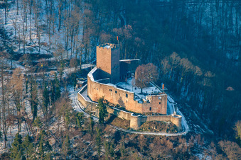Winterlich schneebedeckte Ruine und Mauerreste der ehemaligen Burg Landeck in Klingenmünster im Winter im Bundesland Rheinland-Pfalz, Deutschland