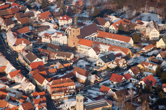 Stiftskirche und Pfarrzentrum St. Michael in der Ortsmitte im Winter bei Schnee in Klingenmünster im Bundesland Rheinland-Pfalz, Deutschland