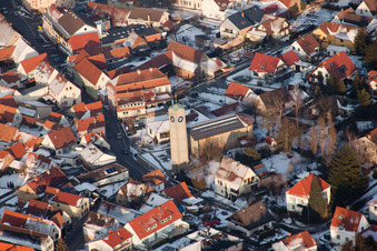 Potestsantiche Kirche in der Ortsmitte im Winter bei Schnee in Klingenmünster im Bundesland Rheinland-Pfalz, Deutschland