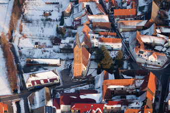 Kirche im Winter im Ortsteil Drusweiler in Kapellen-Drusweiler im Bundesland Rheinland-Pfalz, Deutschland