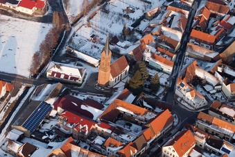 Luftbild von Kirche im Winter im Ortsteil Drusweiler in Kapellen-Drusweiler im Bundesland Rheinland-Pfalz, Deutschland