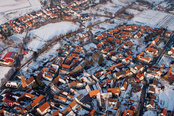 Winterlich schneebedeckte Dorf - Ansicht im Ortsteil Kapellen in Kapellen-Drusweiler im Bundesland Rheinland-Pfalz, Deutschland