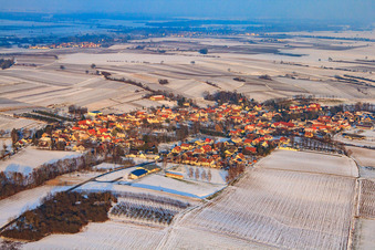 Dorfansicht von Westen im Winter bei Schnee in Dierbach im Bundesland Rheinland-Pfalz, Deutschland